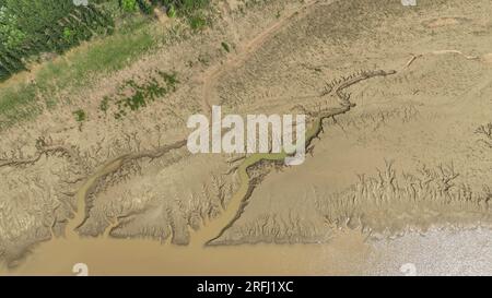 JINAN, CHINE - 3 AOÛT 2023 - le modèle du lit du fleuve jaune est lavé par des eaux boueuses à Jinan, province du Shandong, Chine, août 3 Banque D'Images