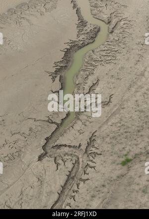 JINAN, CHINE - 3 AOÛT 2023 - le modèle du lit du fleuve jaune est lavé par des eaux boueuses à Jinan, province du Shandong, Chine, août 3 Banque D'Images