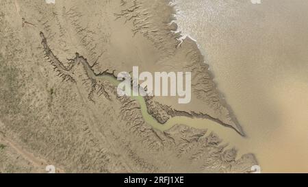 JINAN, CHINE - 3 AOÛT 2023 - le modèle du lit du fleuve jaune est lavé par des eaux boueuses à Jinan, province du Shandong, Chine, août 3 Banque D'Images