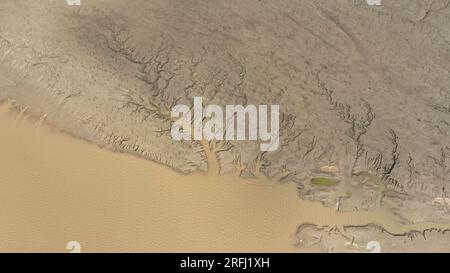 JINAN, CHINE - 3 AOÛT 2023 - le modèle du lit du fleuve jaune est lavé par des eaux boueuses à Jinan, province du Shandong, Chine, août 3 Banque D'Images