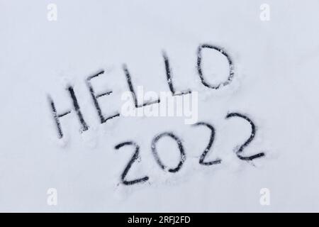 les chiffres et le mot bonjour est dessiné sur la neige dans la saison d'hiver, l'inscription sur la nouvelle année 2022 Banque D'Images