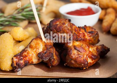 ailes de poulet cuites avec ketchup, les ailes sont cuites et prêtes à manger dans un café Banque D'Images