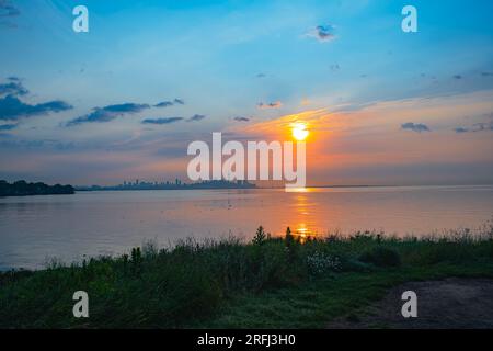 Lever du soleil de Toronto de Lakeshore à Etobicoke, Canada, jour d'été. Banque D'Images