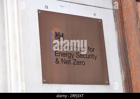 Le ministère de l'énergie, de la sécurité et du Net zéro (DESNZ) à Whitehall, créé en 2023, est responsable des politiques énergétiques. Banque D'Images