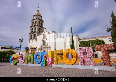 Le style baroque vieux de 400 ans Temple de San Francisco à la plaza Doctor Mora dans le centre-ville historique de Comonfort, état de Guanajuato, Mexique. Banque D'Images