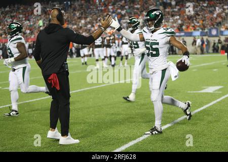 Canton, États-Unis. 03 août 2023. New York Jets Chazz Suratt (55) célèbre son interception de deuxième quart contre les Browns de Cleveland avec son entraîneur-chef Robert Saleh au Pro football Hall Fame Game à Canton, Ohio, le jeudi 3 août 2023. Photo de Aaron Josefczyk/UPI crédit : UPI/Alamy Live News Banque D'Images