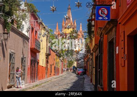 Des étoiles mexicaines en étain se sont accrochées à travers la Calle Aldama pavée avec le clocher de la Parroquia rose de San Miguel Arcangel dominant au-dessus du centre-ville historique de San Miguel de Allende, au Mexique. Banque D'Images