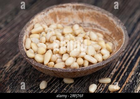 noix utiles, une partie de la coquille reste sur les noix de cèdre, pignons de pin pelés de petite taille Banque D'Images