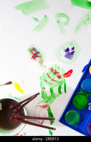 peintures et autres choses nécessaires pour le dessin, gros plan de peintures de différentes couleurs utilisées dans le travail créatif Banque D'Images