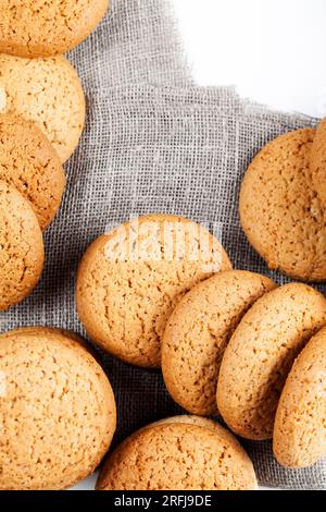 la structure poreuse des vrais biscuits ronds, biscuits ronds à base de farine de blé et d'avoine, la structure poreuse des vrais biscuits ronds, pas doux sec et Banque D'Images