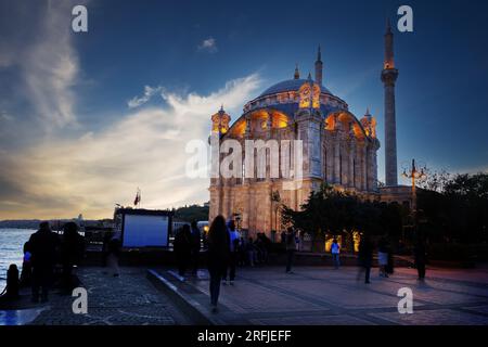 Mosquée Ortakoy sur les rives du Bosphore au coucher du soleil Banque D'Images