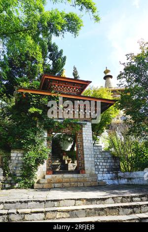 Porte d'entrée à Khamsum Yulley Namgyal Chorten, situé dans le district de Punakha dans la campagne du Bhoutan. La tour dorée du chorten peut être vue haut Banque D'Images