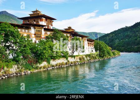 Punakha Dzong vu de l'autre côté de la rivière Mo Chhu dans le district de Punakha au Royaume du Bhoutan. La forteresse historique était autrefois la capitale du Bhoutan Banque D'Images