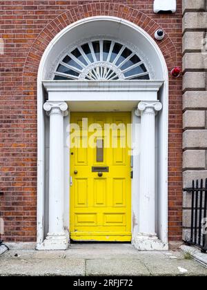 Une célèbre porte géorgienne peinte en jaune à Dublin, en Irlande Banque D'Images