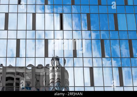 Un immeuble de bureaux moderne avec des fenêtres en verre. Banque D'Images