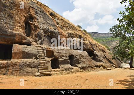 Façade d'une grotte 12 Vihara montrant des escaliers, des portes de cellule avec la roche taillée, ancien bouddhiste construit au 2e siècle av. J.-C., pendant la phase Hinayana du bouddhisme, Banque D'Images