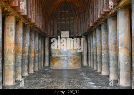 Intérieur vue horizontale de la Chaityagriha principale, grotte 12, avec Stupa, grottes de Bhaja, ancien bouddhiste construit au 2e siècle av. J.-C., pendant la phase Hinayana o Banque D'Images