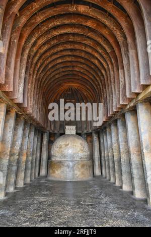 Intérieur vue verticale de Chaityagriha principal, grotte 12, avec Stupa, grottes de Bhaja, ancien bouddhiste construit au 2e siècle avant JC, pendant la phase Hinayana de Banque D'Images