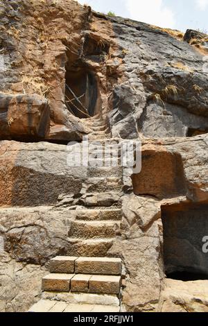 Vue verticale de la façade près de la grotte 12 Vihara montrant des escaliers, des portes de cellule avec la roche taillée aux grottes de Bhaja, ancien bouddhiste construit au 2e siècle avant J.-C., pendant Banque D'Images