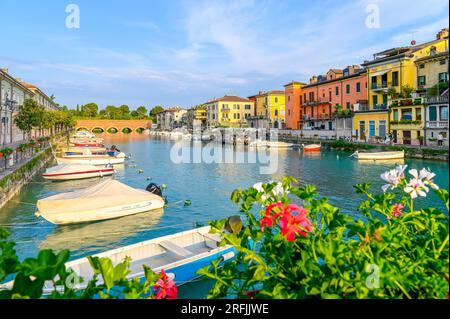 Peschiera del Garda, Italie - 22 juin 2023 : Paysage avec Peschiera del Garda, Lac de Garde, Italie Banque D'Images