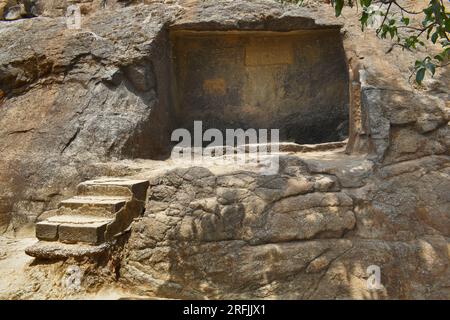 Façade d'une grotte 12 Vihara montrant des escaliers, avec des roches taillées aux grottes de Bhaja, ancien bouddhiste construit au 2e siècle avant JC, pendant la phase Hinayana de Buddhi Banque D'Images