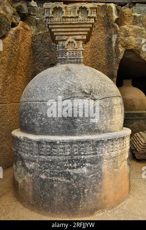 Stupa votif à la grotte n ° 20 avec coupe dans la roche aux grottes de Bhaja, ancien bouddhiste construit au 2e siècle av. J.-C., pendant la phase Hinayana du bouddhisme, Lonavala, M Banque D'Images