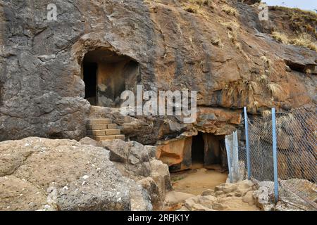 Vue de Vihara inachevé montrant la cellule deux portes, Stairs Cave n ° 20 avec la roche taillée à Bhaja Caves, ancien bouddhiste construit au 2e siècle avant JC, au cours de Th Banque D'Images