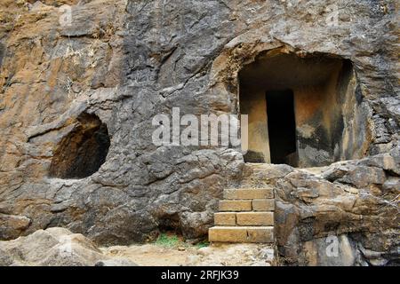 Vue de Vihara inachevé montrant la porte de la cellule, Stairs Cave n ° 20 avec roc-cut à Bhaja Caves, ancien bouddhiste construit au 2e siècle avant JC, pendant le Hin Banque D'Images