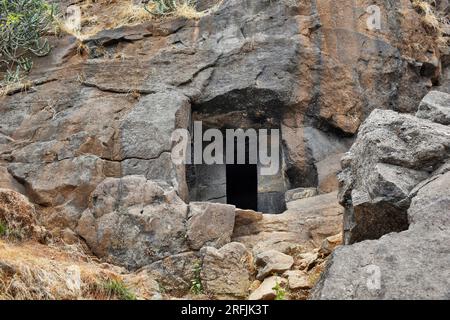 Vue de Vihara inachevé montrant la porte de la cellule, escalier de la grotte n ° 20 avec la roche taillée aux grottes de Bhaja, ancien bouddhiste construit au 2e siècle av. J.-C., pendant le Banque D'Images