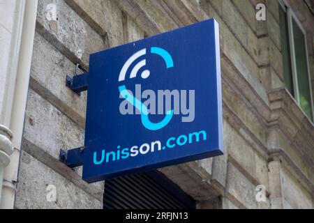 Bordeaux , France - 08 01 2023 : unisson.com signe de texte magasin façade murale aide auditive magasin logo de la marque de bureau Banque D'Images