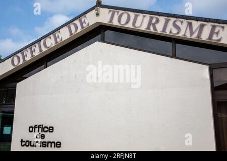 office de tourisme france signe et texte sur le bâtiment de façade murale signifie centre d'information en français pour le tourisme Banque D'Images