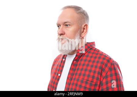 portrait d'un homme mûr sérieux des années 60 d'âge moyen dans une chemise élégante sur un fond blanc avec espace de copie Banque D'Images
