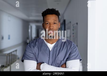 Portrait d'un médecin afro-américain portant des gommages dans le couloir à l'hôpital Banque D'Images
