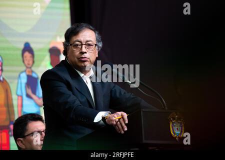 Bogota, Colombie. 03 août 2023. Le président colombien Gustavo Petro lors d'une cérémonie pour entamer un cessez-le-feu de six mois dans le cadre d'un processus pour entamer une paix permanente entre l'ELN et le gouvernement à Bogota, Colombie, le 3 août 2023. Photo : CHEPA Beltran/long Visual Press crédit : long Visual Press/Alamy Live News Banque D'Images