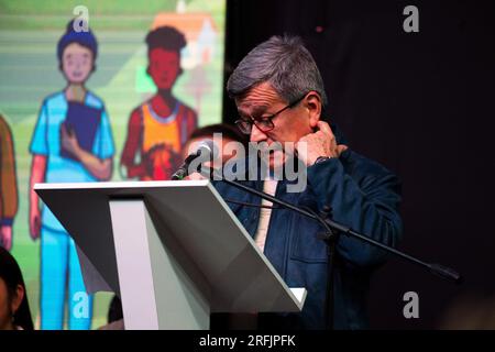 Bogota, Colombie. 03 août 2023. Le chef de l'Armée de libération nationale Israel Ramirez, alias 'Pablo Beltrann', prend la parole lors d'une cérémonie pour entamer un cessez-le-feu de six mois dans le cadre d'un processus visant à entamer une paix permanente entre l'ELN et le gouvernement à Bogota, en Colombie, le 3 août 2023. Photo : CHEPA Beltran/long Visual Press crédit : long Visual Press/Alamy Live News Banque D'Images