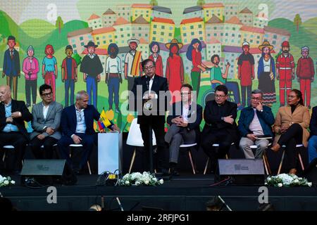 Bogota, Colombie. 03 août 2023. Le président colombien Gustavo Petro lors d'une cérémonie pour entamer un cessez-le-feu de six mois dans le cadre d'un processus pour entamer une paix permanente entre l'ELN et le gouvernement à Bogota, Colombie, le 3 août 2023. Photo : CHEPA Beltran/long Visual Press crédit : long Visual Press/Alamy Live News Banque D'Images