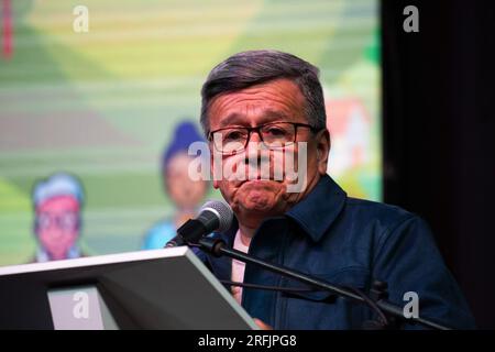 Bogota, Colombie. 03 août 2023. Le chef de l'Armée de libération nationale Israel Ramirez, alias 'Pablo Beltrann', prend la parole lors d'une cérémonie pour entamer un cessez-le-feu de six mois dans le cadre d'un processus visant à entamer une paix permanente entre l'ELN et le gouvernement à Bogota, en Colombie, le 3 août 2023. Photo : CHEPA Beltran/long Visual Press crédit : long Visual Press/Alamy Live News Banque D'Images