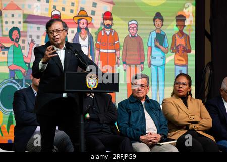 Bogota, Colombie. 03 août 2023. Le président colombien Gustavo Petro lors d'une cérémonie pour entamer un cessez-le-feu de six mois dans le cadre d'un processus pour entamer une paix permanente entre l'ELN et le gouvernement à Bogota, Colombie, le 3 août 2023. Photo : CHEPA Beltran/long Visual Press crédit : long Visual Press/Alamy Live News Banque D'Images