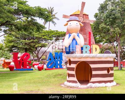 Pattaya, Thaïlande - 1 août 2023 : Pattaya Sheep Farm est une destination familiale populaire sur la périphérie de la ville de Pattaya. Ici, les enfants peuvent interagir W Banque D'Images