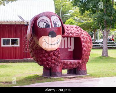 Pattaya, Thaïlande - 1 août 2023 : Pattaya Sheep Farm est une destination familiale populaire sur la périphérie de la ville de Pattaya. Ici, les enfants peuvent interagir W Banque D'Images