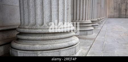 Colonnade en pierre et détail des escaliers. Rangée de piliers classiques dans une façade de bâtiment, New Yotk USA Banque D'Images