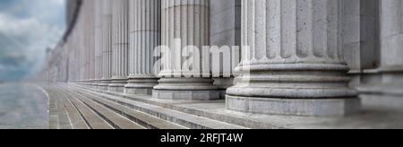 Colonnade en pierre et détail des escaliers. Rangée de piliers classiques dans une façade de bâtiment, New Yotk USA Banque D'Images