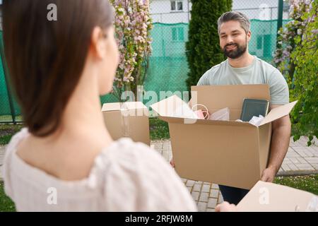 Photo de couple amoureux dans le jardin Banque D'Images