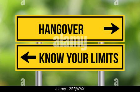 Hangover ou connaître vos limites panneau de route sur fond flou Banque D'Images