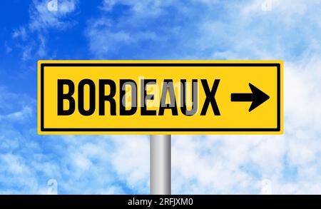 Panneau routier Bordeaux sur fond de ciel Banque D'Images