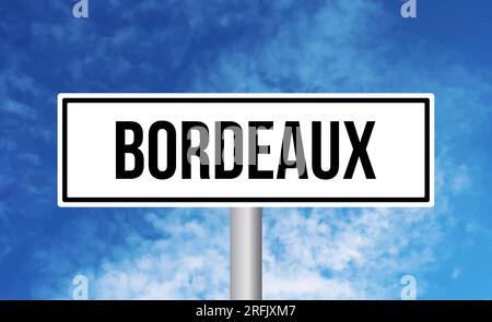 Panneau routier Bordeaux sur fond de ciel Banque D'Images