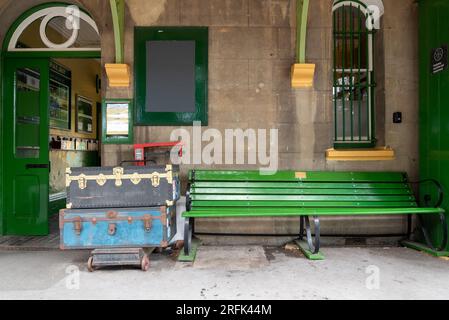 Aire d'attente à la gare d'Alresford, conçue pour reproduire ce à quoi elle ressemblait à l'époque des trains à vapeur. Août 2023 Banque D'Images