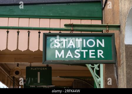 Panneau Station Master sur le quai de la gare d'Alresford, partie de la ligne de cresson. Août 2023 Banque D'Images