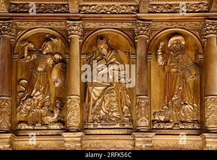 Panneau de stalle de chœur en bois sculpté par le sculpteur galicien Mateo de Prado Monastère San Martiño Pinario Santiago de Compostela Galice Espagne Banque D'Images