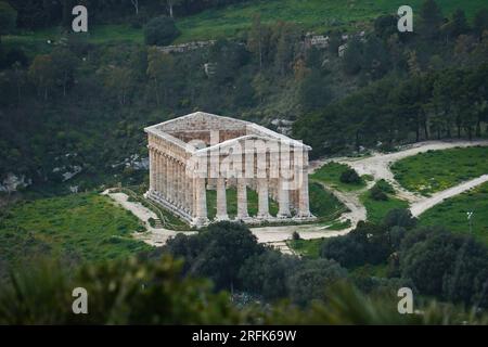 Vue sur le temple dorique Grec, Segesta, Sicile, Italie, Europe Banque D'Images